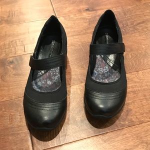 Naturalizer size 7 casual, stylish & very comfy!